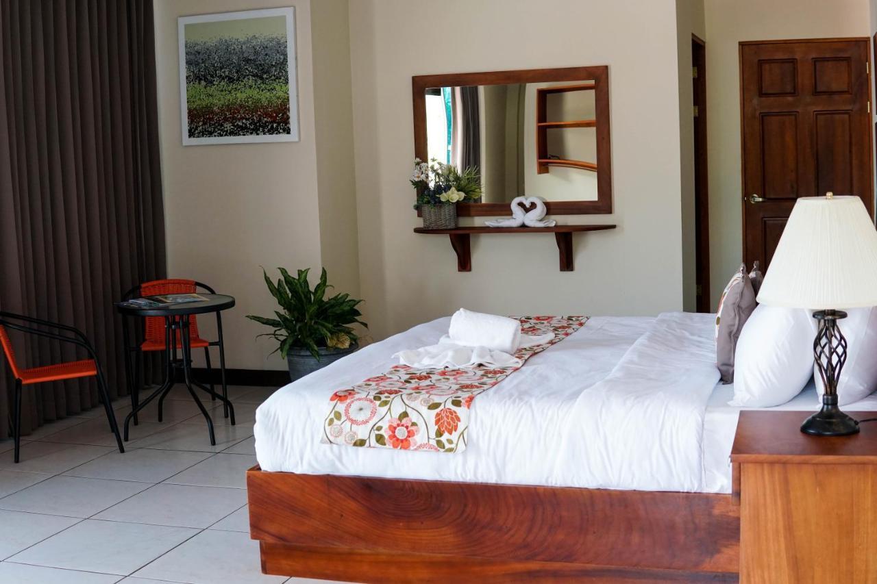 Puerta Del Cielo Quepos Hotel Exterior photo